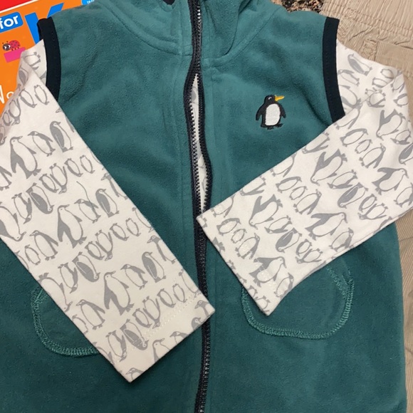 Carter’s fleece vest and onesie set penguin print - Picture 3 of 9